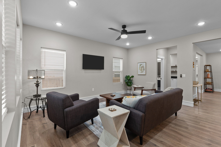 Interior 3, 3325: Bright Urban Comfort by JZ Vacation Rentals, Saint Louis