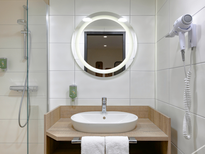 Bathroom 4, Ibis Styles Kiel, Kiel