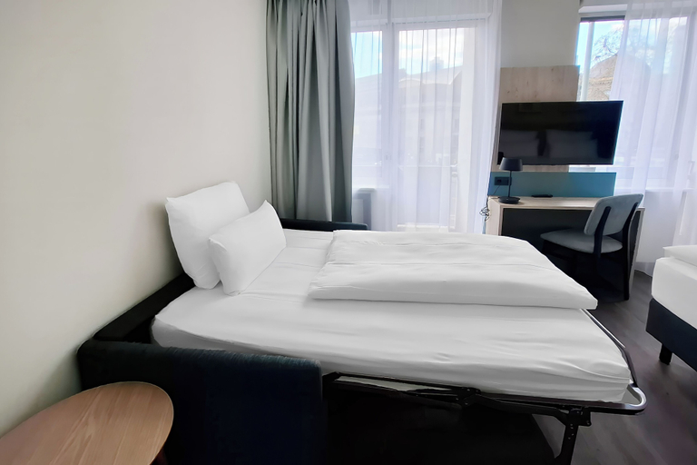 Bedroom 2, Hotel Continental Frankfurt, Frankfurt am Main