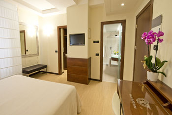 Others 3, QC Room Milano Porta Romana, Milano