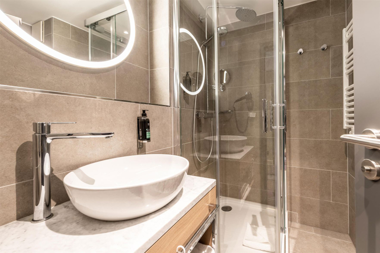 Bathroom 3, Premier Inn Saarbruecken City Centre, Regionalverband Saarbrücken