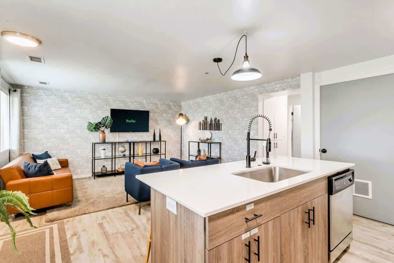 Others 4, Convenient 2BR Apt w/ Parking, Near Downtown SLC, Salt Lake