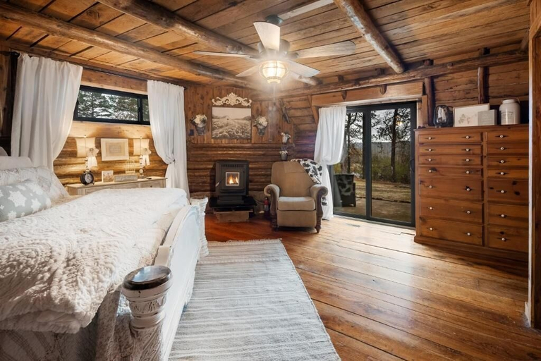 Room 1, Spring Hill Farm Cabins, Crawford