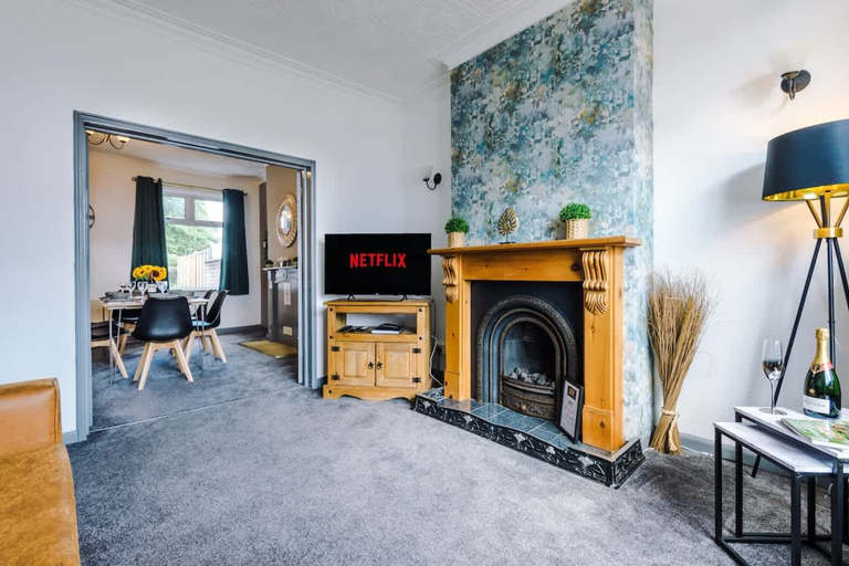 Room 4, Perfect for Business Large Groups Sleeps 8, Cheshire East