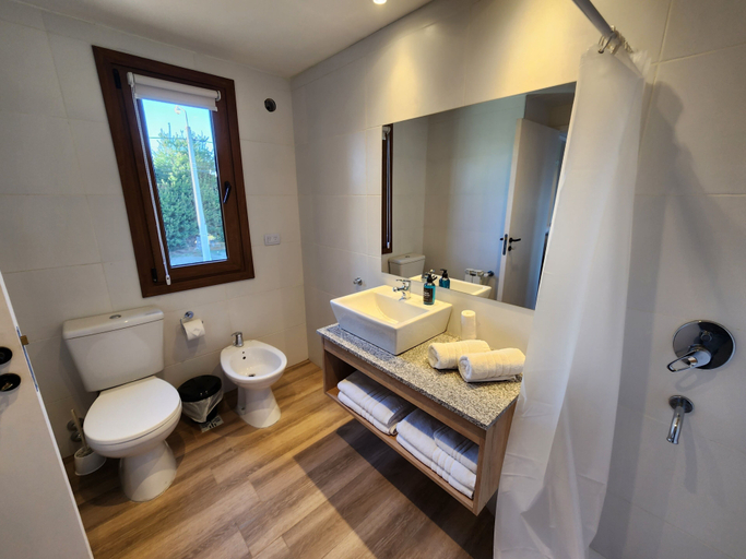 Bathroom 3, ルナ・ジェナ・ディナ・フアピ, Pilcaniyeu