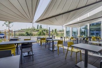 Outdoor Dining, Spark by Hilton Lyon Eurexpo, Rhône