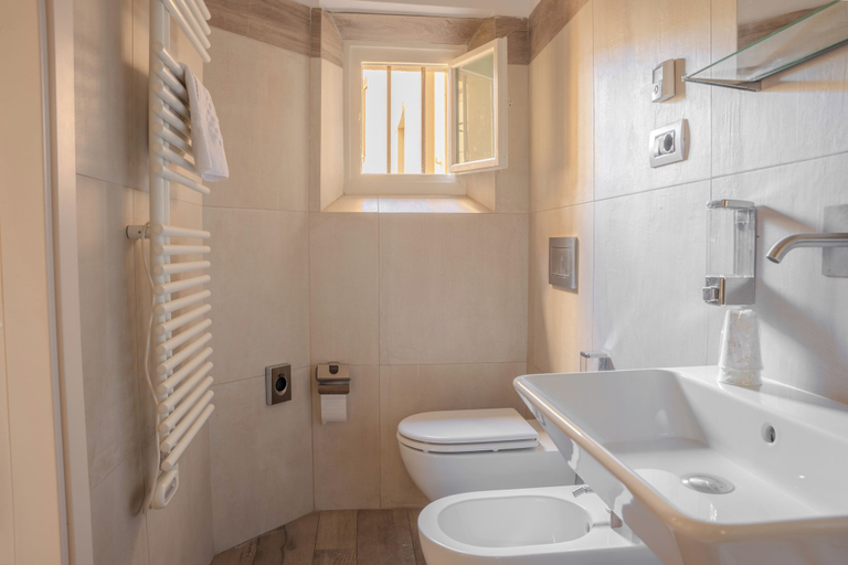 Bathroom 4, La finestra su Santa Maria, Florence
