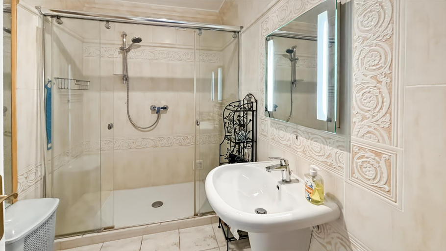 Bathroom, Comfortable and fully equiped two bedroom apartment, Alpes-Maritimes