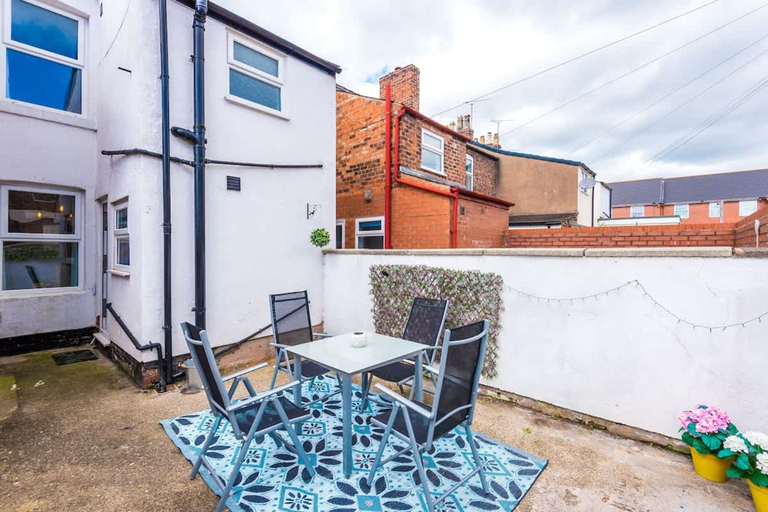 Room 2, Modern House City Centre Perfect for Groups, Cheshire West and Chester