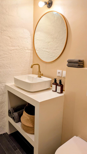 Bathroom 3, Domaine Lapeze, Lot