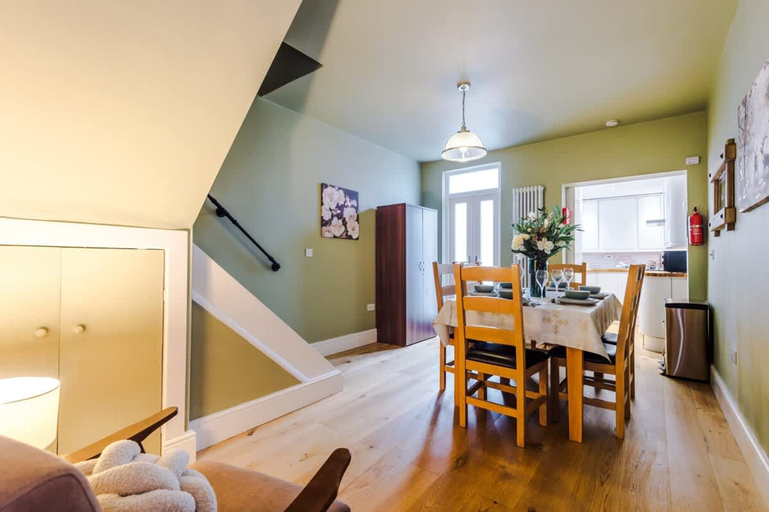 Room 4, NEW Stylish Home Amazing Location Sleeps 6, Cheshire West and Chester
