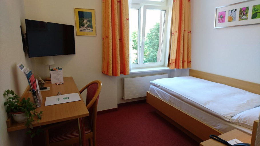 Bedroom 2, Hotel Promenade, das ruhige Stadthotel mit kostenfreien Parkplatzen, E-Auto-Ladestationen und Privat, Andelfingen