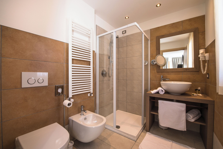 Bathroom 5, Golden Park Resort, Trento