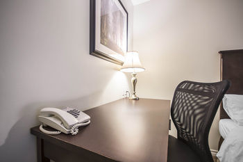 Guestroom 3, Courtyard Inn Vernon, North Okanagan