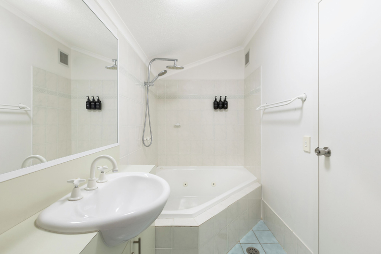 Bathroom 5, Horizons Lake Jindabyne, Snowy River