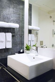 Others 3, Oakwood Bencoolen Singapore, Singapura