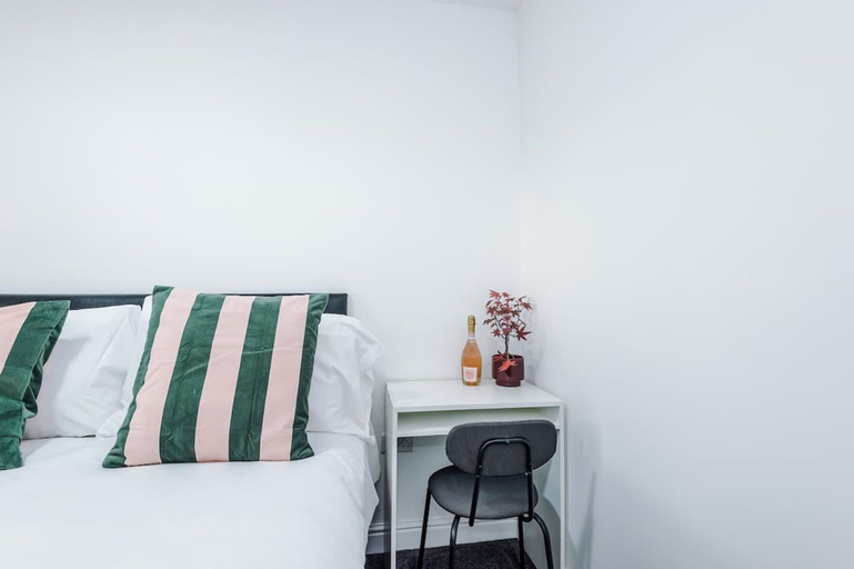 Room 4, 4-bed Townhouse Sleeps 10 With Games Room, Birmingham