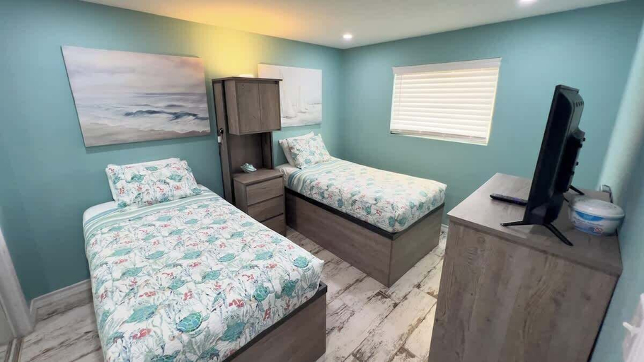 Room 5, Sweeping 5th Floor Views - Direct Beach - Remodeled, Cameron