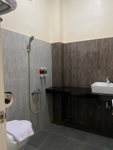 Bathroom 5, Genio Syariah Hotel Solo, Solo