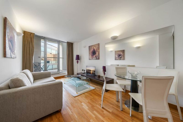 Room 3, Central and Elegant City Apt With Balcony, London