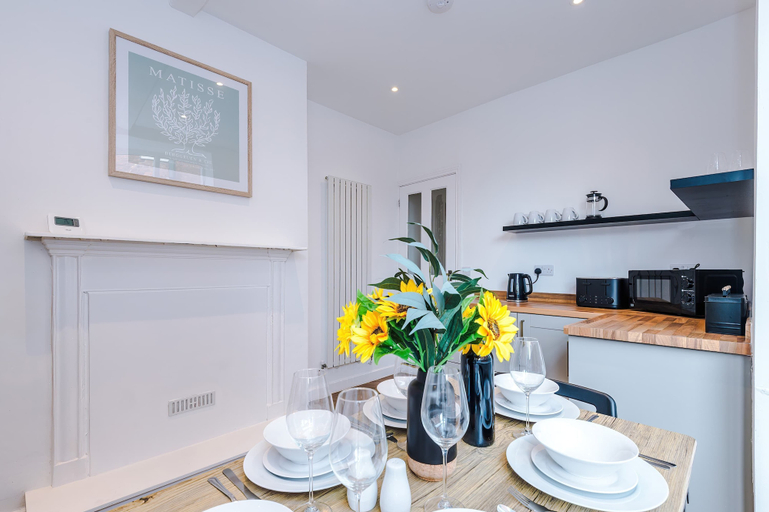 Room 5, Spacious Home Ideal for Professionals Sleeps 8, Cheshire East