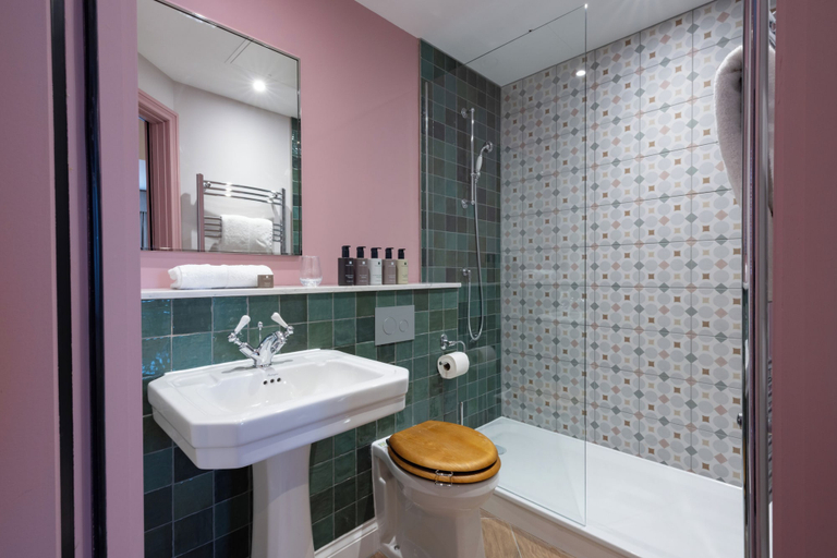 Bathroom 4, Bernwood Park Hotel, Buckinghamshire