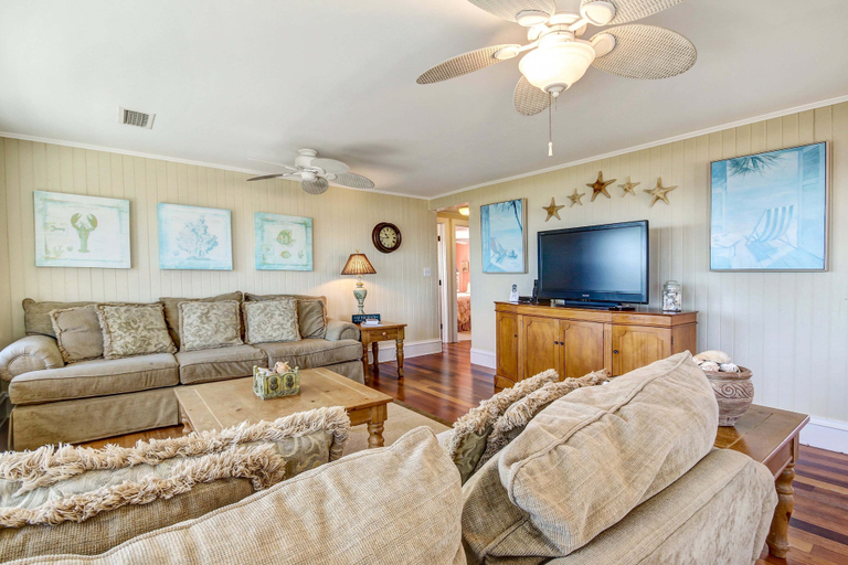 Living area, 623 Ocean Ave, Nassau