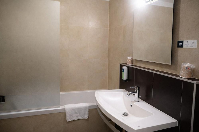 Bathroom 3, Hotel Diane, Moselle