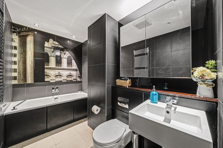 Room 2, Stylish and Central City Apt With 2 Bathrooms, London