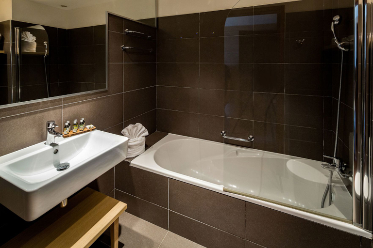 Bathroom 4, Hotel Helios & Spa, Var