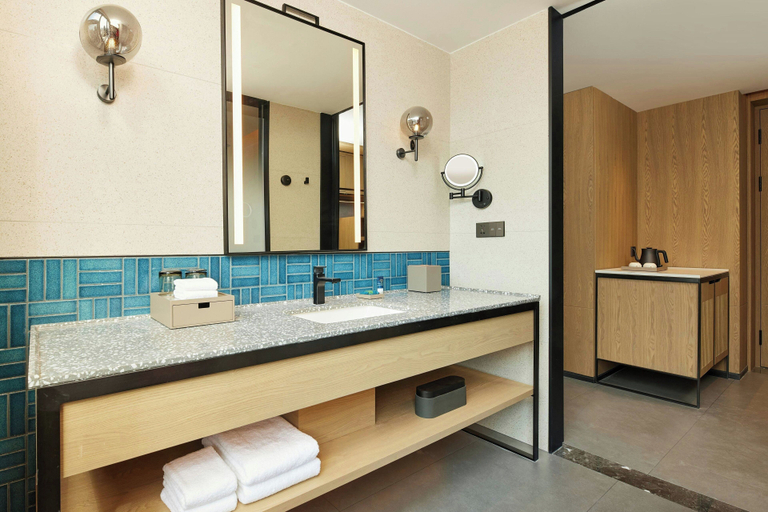 Bathroom, Four Points By Sheraton Kunming Dongfeng Square, Kunming