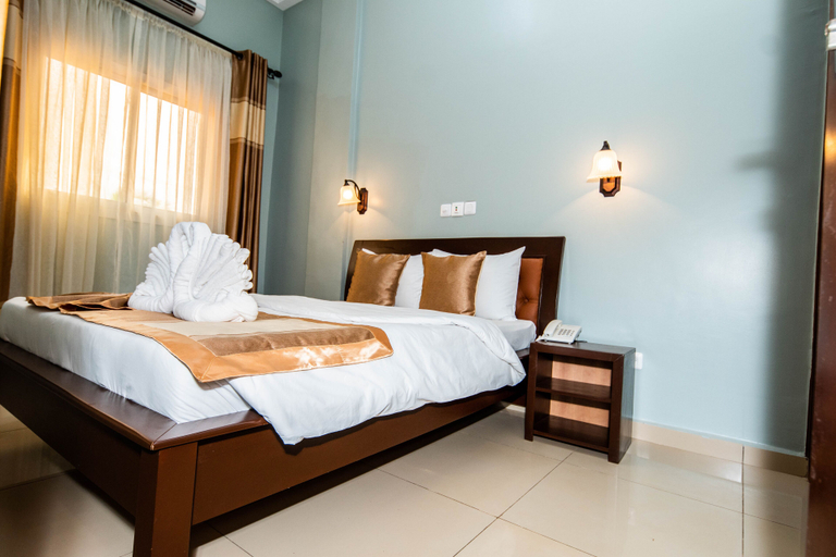 Others 2, ISIS HOTEL, Mfoundi