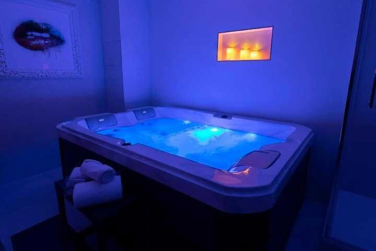 Deep soaking bathtub 2, Résidence Paris Rochechouart, Paris