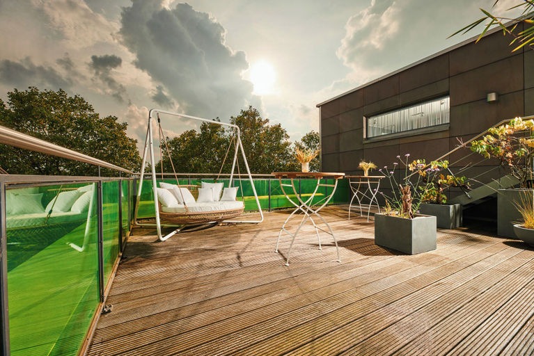Exterior & Views