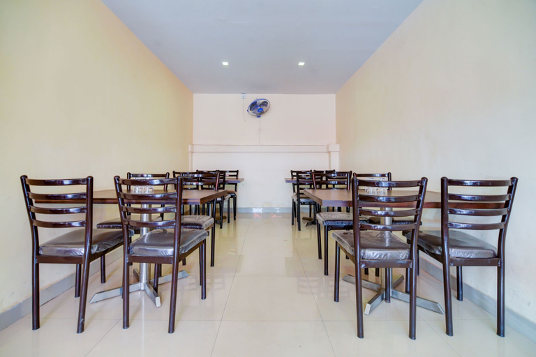 Food & Drinks 5, Fabexpress Comfort Executive, Pune