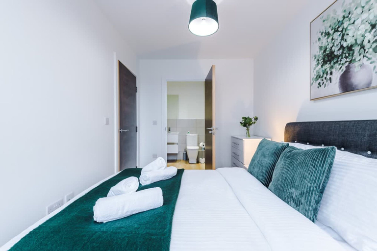 Room 2, NEW Stylish Apartment Amazing Location Sleeps 4, Trafford
