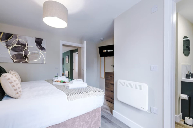 Room 5, NEW Stylish 1-bed Flat Great Location Sleeps 4, Cheshire West and Chester