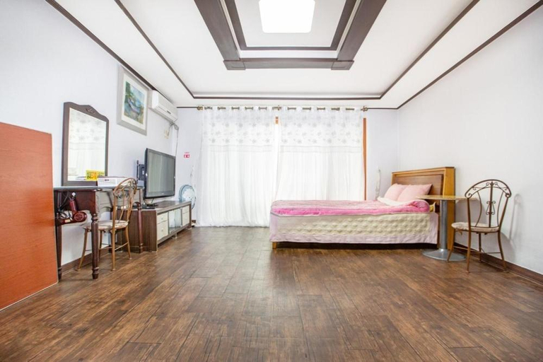 Bedroom 2, Silver Glowing Sea Pension, Taean