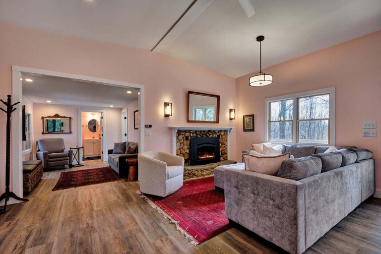 Living area, The Pink Lady, Macon