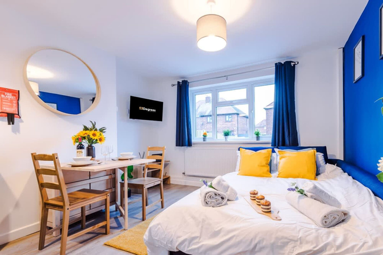 Room 2, NEW Spacious Apartment Ideal for Business Work, Cheshire East