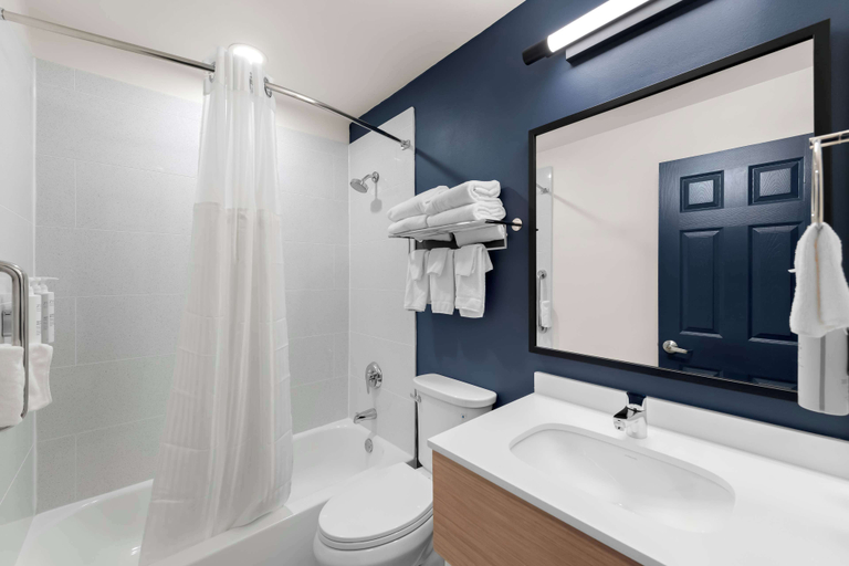 Bathroom 4, Spark by Hilton Norfolk, Norfolk