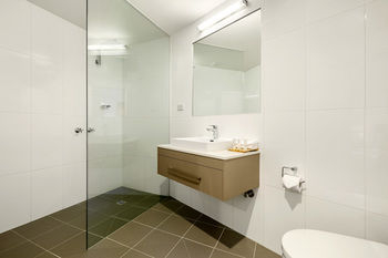Others 4, Nightelier Doncaster, Manningham - West