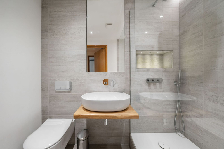 Room 2, Central and Elegant City Apt With Balcony, London