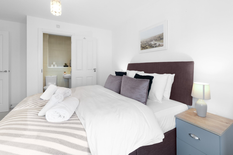 Room 3, Stylish 3 Bedroom Home with Garden, Slough