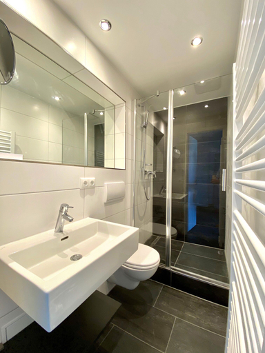 Bathroom 3, Hotel & Tafernwirtschaft zum Fischer, Dachau