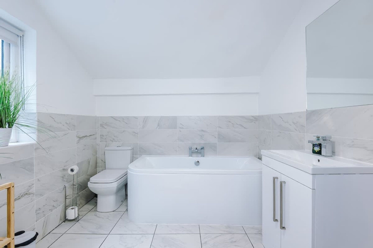 Room 5, Stylish 3-bed City Centre Home Private Parking, Cheshire West and Chester