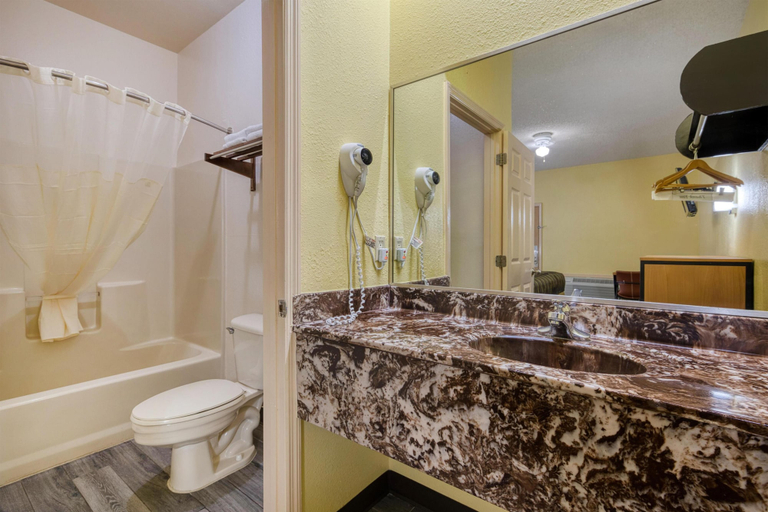 Bathroom 4, SureStay Hotel By Best Western Mission, Hidalgo