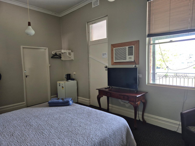 2, Premier Hotel Collie, Collie