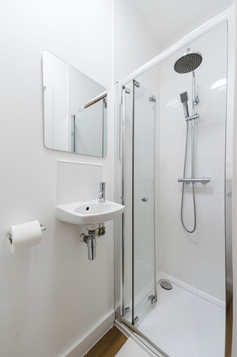 Bathroom 4, 8 Stanley Street, Sefton
