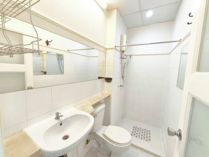 Bathroom 4, OYO Skutan Inn, Huai Kwang